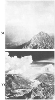 1-17 Δύο φωτογραφίες του ίδιου τοπίου, την ίδια στιγμή. Η (α) έχει ληφθεί με φιλμ του εμπορίου, ενώ η (β) με φιλμ ευαίσθητο στην υπέρυθρη ακτινοβολία και με χρήση φίλτρου που επιτρέπει μόνο τη διέλευση υπέρυθρου φωτός.