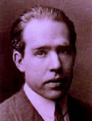 2-13 Ο Δανός φυσικός Niels Bohr (1885-1962). Τιμήθηκε με το βραβείο Nobel Φυσικής το 1922 για την ερευνά του στη δομή των ατόμων.
