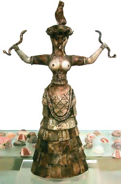 Ειδώλιο γυναικείας θεότητας, της θεάς των όφεων. Είναι κατασκευασμένο από φαγεντιανή και παρουσιάζει μια γυναίκα που κρατά στα δύο χέρια φίδια, ενώ στο κεφάλι της κάθεται ένα αιλουροειδές. Το ένδυμα που φοράει είναι περίτεχνο και τολμηρό. (Ηράκλειο Κρήτης, Αρχαιολογικό Μουσείο)