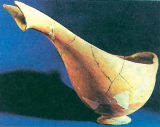Βαθύ πήλινο σκεύος με προχοή, «σαλτσιέρα», τον ελλαδικού πολιτισμού, της πρώιμης εποχής του χαλκού από την περιοχή της Ραφήνας. (Αθήνα, Εθνικό Αρχαιολ. Μουσείο)