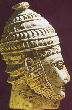 Κεφάλι πολεμιστή από ελεφαντοστό. Πρόκειται για ένθετη διακόσμηση κάποιου μεγαλύτερου αντικειμένου, το οποίο καταστράφηκε. Προέρχεται από θαλαμωτό τάφο των Μυκηνών. (Αθήνα, Εθνικό Αρχαιολ. Μουσείο)