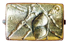 Χρυσές σφραγίδες από τον ταφικό περίβολο Α' των Μυκηνών. Εξαίρετα έργα μικροτεχνίας διακοσμημένα με μονομαχία αγωνιστών και αγώνα ανθρώπου με λιοντάρι αντίστοιχα (16ος αι. π.Χ.). (Αθήνα, Εθνικό Αρχαιολογικό Μουσείο)