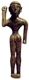 Χάλκινο ειδώλιο* ανδρικής μορφής από το ιερό της Ολυμπίας (8ος αι. π.Χ.). Τα πρώτα δείγματα της ελληνικής πλαστικής είναι μικρών διαστάσεων. (Μουσείο Ολυμπίας) 