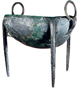 Χάλκινος λεβητοειδής τρίποδας (τέλη 8ου αι. π.Χ.). Ήταν αφιέρωμα πιστού στο ιερό της Ολυμπίας, το οποίο είχε εξελιχθεί σε χώρο πανελλήνιας λατρείας. (Μουσείο Ολυμπίας)