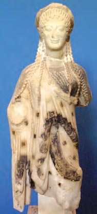 Κόρη από την Ακρόπολη της Αθήνας (περ. 510 π.Χ.). Βρέθηκε «θαμμένη» μαζί με πολλά άλλα έργα που καταστράφηκαν από τις περσικές επιδρομές. (Αθήνα, Μουσείο Ακροπόλεως)