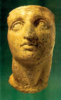 Πορτρέτο του Μ. Αλεξάνδρου από ελεφαντοστό. Βρέθηκε μαζί με άλλα μικρά πορτρέτα, μεταξύ των οποίων και του Φιλίππου Β', στο βασιλικό τάφο της Βεργίνας. Είναι όλα έργα έμπειρου καλλιτέχνη που αποδίδει με δεξιοτεχνία τα ιδιαίτερα χαρακτηριστικά κάθε προσώπου. (Θεσσαλονίκη, Αρχαιολογικό Μουσείο)