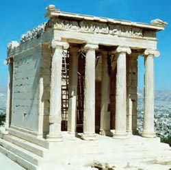 Ο ναός της Απτέρου Νίκης στην Ακρόπολη των Αθηνών, ιωνικού ρυθμού (427-424 π.Χ.).