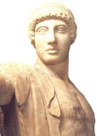 Το επάνω μέρος αγάλματος τον θεού Απόλλωνα. Αποτελεί την κεντρική μορφή της σύνθεσης τον δυτικού αετώματος του ναού του Διός της Ολυμπίας, που έχει ως θέμα την Κενταυρομαχία. Αντιπροσωπευτικό έργο του «αυστηρού» ρυθμού. (Ολυμπία, Αρχαιολ. Μουσείο)