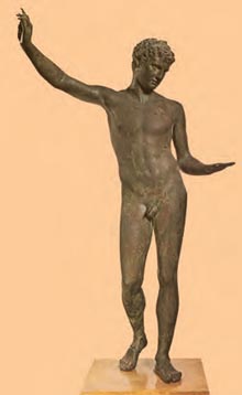 «Το παιδί του Μαραθώνα». Χάλκινο άγαλμα που ανασύρθηκε από τον κόλπο τον Μαραθώνα. Εικονίζει παιδί με ευλύγιστο κορμό και χαριτωμένη κίνηση. Εντάσσεται στη «σχολή» των πραξιτελικών έργων (330 π.Χ.). (Αθήνα, Εθν. Αρχαιολ. Μουσείο)