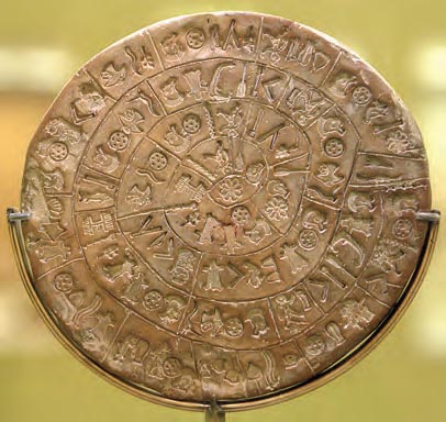Πήλινος δίσκος από τη Φαιστό. Στις δύο όψεις του φέρει αποτυπωμένα με σφραγίδα, σύμβολα μιας ιερογλυφικής γραφής. Πρόκειται για το παλαιότερο μινωικό κείμενο που μας είναι γνωστό (1800 π.Χ.). (Ηράκλειο Κρήτης, Αρχαιολ. Μουσείο) 
