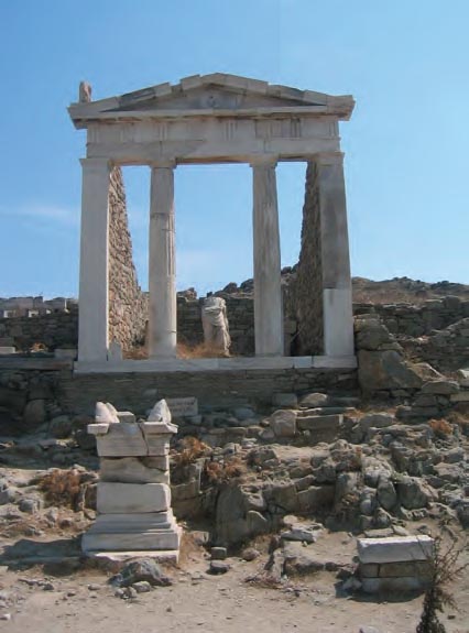 Ναός της Ίσιδας με το άγαλμα της θεάς στο βάθος.