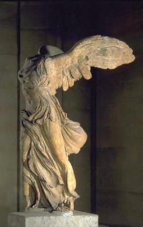 Άγαλμα της Νίκης από το ιερό των Καβείρων στη Σαμοθράκη (αρχές του 2ου αι. π.Χ.). Αποτελεί μέρος αφιερώματος που παρουσιάζει τη θεά Νίκη πάνω στην πλώρη ενός πλοίου. Έχει προέλθει από την εργασία ενός μεγάλου καλλιτέχνη που μας είναι άγνωστος (Παρίσι, Μουσείο Λούβρου)