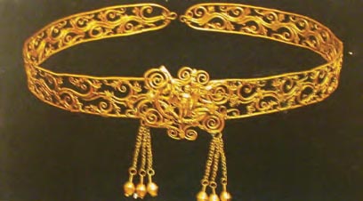 Χρυσό διάδημα από τη Δημητριάδα. Κομψοτέχνημα της χρυσοχοΐας των ελληνιστικών χρόνων. (Αθήνα, Εθνικό Αρχαιολογικό Μουσείο)