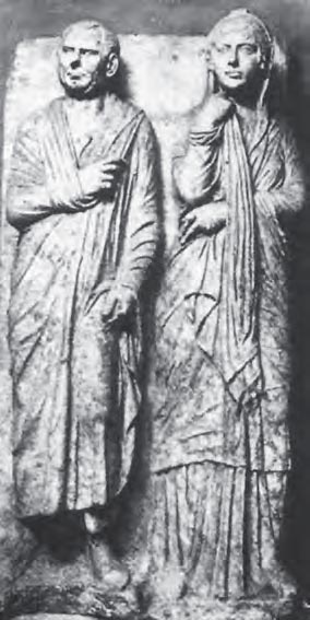 Επιτύμβιο ανάγλυφο που παρουσιάζει ένα ζευγάρι Ρωμαίων (αρχές του 1ου αι. π.Χ.). 0 άνδρας είναι ένας σοβαρός, αξιοπρεπής ρωμαίος πολίτης ενώ η γυναίκα διακρίνεται για τη σεμνότητα της έκφρασης της. (Ρώμη, Μουσείο Καπιτωλίου) 