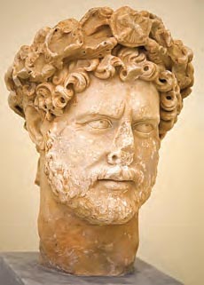 Κεφάλι αγάλματος τον αυτοκράτορα Αδριανού. Το ενδιαφέρον τον αυτοκράτορα για τις επαρχίες συνετέλεσε στην κατασκευή πολλών έργων σε ελληνικές πόλεις αλλά και στην κατασκευή πολλών ανδριάντων τον αυτοκράτορα από τις ελληνικές πόλεις. (Αθήνα, Εθνικό Αρχαιολογικό Μουσείο)