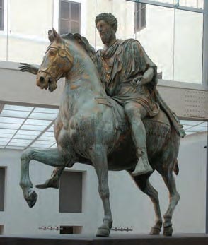 Ορειχάλκινο άγαλμα τον Μ. Αυρήλιου. Ο αυτοκράτορας παρουσιάζεται έφιππος. Ο Μ. Αυρήλιος υποχρεώθηκε να διεξαγάγει πολλούς και σκληρούς πολέμους κατά των εχθρών  της αυτοκρατορίας. (Ρώμη, Πλατεία Καπιτωλίου) 