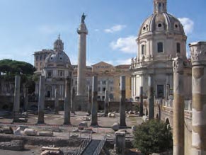 Ερείπια από την αγορά του Τραϊανού στη Ρώμη (Forum Trajani). Στο βάθος διακρίνεται ο κίονας του Τραϊανού.