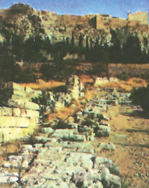 Ερείπια οχυρωματικού τείχους δίπλα από την οδό των Παναθηναίων στην αρχαία αγορά της Αθήνας. Κατασκευάστηκε μετά την επιδρομή των Ερούλων στην Αθήνα (267 μ.Χ.) με πρωτοβουλία των Αθηναίων και με οικοδομικό υλικό από τις ερειπωμένες οικοδομές.