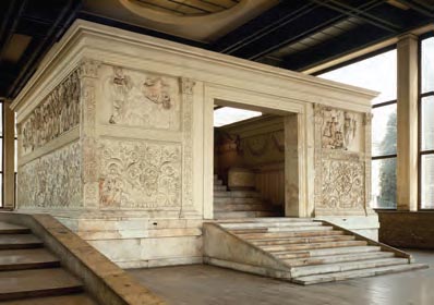 O Βωμός της Ειρήνης (Ara Pacis Augustae). Κατασκευάστηκε την εποχή του Αυγούστου στη Ρώμη (13-9 π.Χ.) και είναι το πιο χαρακτηριστικό μνημείο της εποχής. Συμβολίζει την εξασφάλιση της ειρήνης που συνδέεται με την αυτοκρατορική εξουσία.