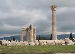 Ο ναός του Ολυμπίου Διός στην Αθήνα. Αποπερατώθηκε με τη συμβολή τον αυτοκράτορα Αδριανού. 