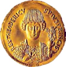 Χρυσό νόμισμα του Θευδέριχου, βασιλιά των Οστρογότθων (474-526). Παρά το βασιλικό τίτλο που του αποδίδει η επιγραφή στο νόμισμα, εντούτοις δεν έχει διάδημα στο κεφάλι, σε ένδειξη της αναγνώρισης της επικυριαρχίας του αυτοκράτορα στην Κωνσταντινούπολη. (Ρώμη, Μουσείο Θερμών)