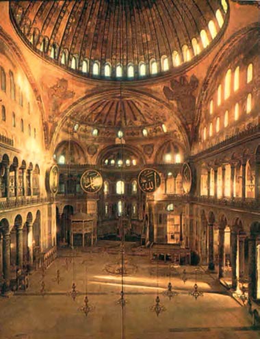 Κάτοψη και τομή του ναού «της του Θεού Σοφίας» στην Κωνσταντινούπολη. Λαμπρό αρχιτεκτονικό έργο της εποχής του Ιουστινιανού. Συνδυάζει την ορθογώνια κάτοψη της βασιλικής με τη θολωτή στέγη των περικέντρων κτηρίων (επάνω). Το εσωτερικό του ναού, όπως είναι σήμερα (δεξιά).