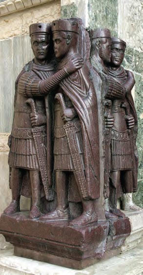 Το σύμπλεγμα της Τετραρχίας (περ. 300 μ.Χ.). Απεικονίζει ανά δύο τους Τετράρχες: Διοκλητιανό - Μαξιμιανό, Γαλέριο -   Κωνστάντιο Χλωρό. (Βενετία, Νότια γωνία Αγίου Μάρκου)