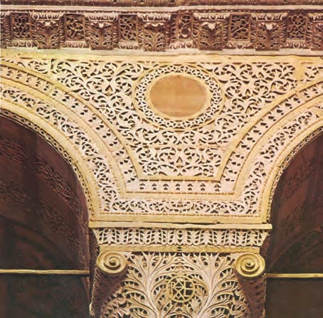 Κιονόκρανο από την Αγία Σοφία Κωνσταντινούπολης. Ο γλυπτός διάκοσμος των αρχιτεκτονικών μελών μοιάζει με δαντέλα.