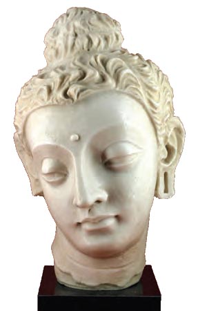 Κεφάλι του Βούδα από την Γκαντάρα (3ος αι. μ.Χ.). Στην περιοχή της Γκαντάρα άνθησε μια καλλιτεχνική ελληνοβουδιστική έκφραση. Η τέχνη της Γκαντάρα χαρακτηρίζεται από τη χρήση ελληνιστικών στοιχείων στην απόδοση ινδικών και βουδιστικών θεμάτων. 