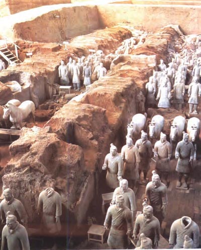 Μέρος του στρατού των πήλινων ομοιωμάτων των 6000 στρατιωτών που βρέθηκαν στον τάφο του πρώτου αυτοκράτορα που ένωσε την Κίνα (τέλη 3ου αι. π.Χ.). Η δυναστεία των Τσιν έδωσε τέλος στις συγκρούσεις των φεουδαρχών-ηγεμόνων, όταν ανέβηκε στον αυτοκρατορικό θρόνο. (Επαρχία Σάαν-Χσι, ΤάφοςΣιχ-Χουάνγκ-τι)