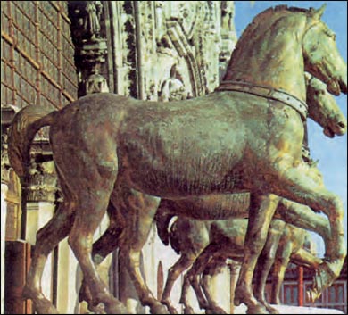Τα χάλκινα άλογα, που αφαιρέθηκαν από τον Ιππόδρομο της Κωνσταντινούπολης (1204) και τοποθετήθηκαν μπροστά στο ναό τον Αγίου Μάρκου της Βενετίας.