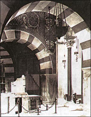Ο θρόνος τον Καρλομάγνου στο παρεκκλήσιο των ανακτόρων στο Άαχεν.