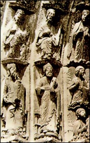 Καθεδρικός ναός της Σαρτρ, δυτική πρόσοψη, κεντρική πύλη. Στα γλυπτά απεικονίζονται άγγελοι και γέροντες της Αποκάλυψης.
