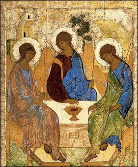 Αντρέι Ρουμπλιόφ, Η Αγία Τριάδα, φορητή εικόνα, γύρω στα 1422-1427, Μόσχα, Πινακοθήκη Τρετιάκοφ. Το μόνο έργο που με βεβαιότητα ανήκει στον Ρουμπλιόφ. Ο ζωγράφος ταυτίζει την Αγία Τριάδα με το θέμα της φιλοξενίας τον Αβραάμ. Ο Ρουμπλιόφ έχει ήδη απομακρυνθεί από τη βυζαντινή τέχνη και κατακτήσει το προσωπικό του ύφος.