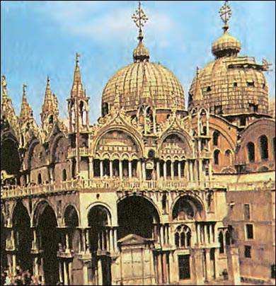 Ο Άγιος Μάρκος της Βενετίας. Ο ναός σχεδιάστηκε σύμφωνα με το ναό των Αγίων Αποστόλων στην Κωνσταντινούπολη και το εσωτερικό τον διακοσμήθηκε από βυζαντινούς καλλιτέχνες.
