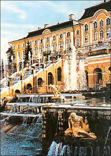 Το θερινό ανάκτορο του Μ. Πέτρου στην Αγία Πετρούπολη, 1715-1728, σχεδιασμένο από ξένους αρχιτέκτονες. Το 1746- 1755 ανακαινίστηκε και επεκτάθηκε από τον Ιταλό Β. F. Rastelli.