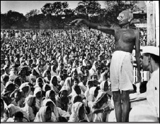 Εικ.10.11 Μαχάτμα Γκάντι (1869-1948): Πρωτεργάτης της μη βίας και ηγετική φυσιογνωμία των Ινδών στον αγώνα κατά της βρετανικής αποικιοκρατίας (Microsoft Encarta97 Encyclopedia)