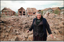 Αναζητώντας στήριγμα μετά τους βομβαρδισμούς στην πρώην Γιουγκοσλαβία (Φωτογραφικό Αρχείο Αθηναϊκού Πρακτορείου Ειδήσεων).