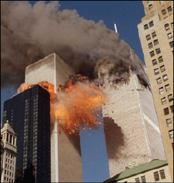 Το τρομοκρατικό χτύπημα στους Δίδυμους Πύργους της Νέας Υόρκης στις 11-9-2001 (Φωτογραφικό Αρχείο του Associated Press).