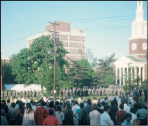 Διαδήλωση κατά του πολέμου στο Βιετνάμ (Φωτογραφικό αρχείο Ν. Πετρό-πουλου).