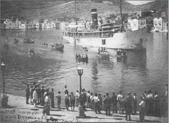 Εικ.10.3α Λιμάνι Καστελόριζου, 1938: αποχαιρετισμός αυτών που φεύγουν για την Αυστραλία («Υπερωκειάνιο και Μετανάστευση» στο «Επτά Ημέρες», Καθημερινή, 15121996).