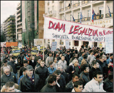 Διαδήλωση μεταναστών στην Αθήνα στο πλαίσιο της Πανευρωπαϊκής Ημέρας Αντιρατσιστικής Δράσης με αίτημα τη νομιμοποίησή τους (Ιστορία του Νέου Ελληνισμού, 1779-2000, εκδ. Ελληνικά Γράμματα, 2004).