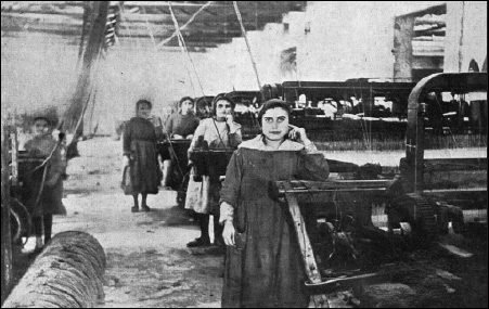 Εργάτριες σε υφαντουργείο στις αρχές του 20ού αιώνα (Πανελλήνιο Λεύκωμα Εθνικής Εκατονταετηρίδας, 1821-1921, Αρχείο Βοβολίνη).