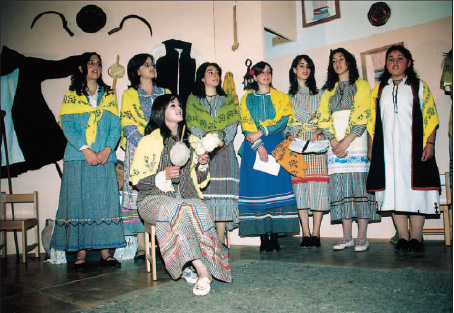 Θεατρική και μουσική εκδήλωση του Γυμνασίου Βλαχοκερασιάς, Δήμου Σκιρίτιδας Αρκαδίας αφιερωμένη στη λαική παράδοση ( Φωτογραφικό Αρχείο Γυμνασίου Βλαχοκερσιάς