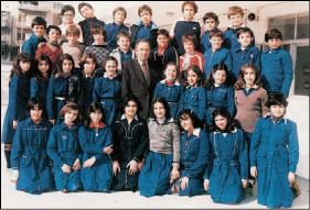 Μαθητές στο προαύλιο του σχολείου τους κατά το σχολικό έτος 1981-82 (Ιστορία του Νέου Ελληνισμού, τόμος 10, τεύχος 11, εκδ. Ελληνικά Γράμματα).
