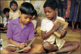 Εικ.5.7 Η σχολική εκπαίδευση συμβάλλει στην κοινωνική και οικονομική ανάπτυξη των αναπτυσσόμενων χωρών (Φωτογραφικό Αρχείο της Action Aid).