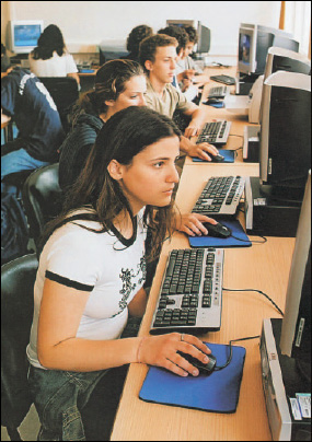 Νέες τεχνολογίες στην ελληνική εκπαίδευση (Περιοδική Έκδοση της Φιλεκπαιδευτικής Εταιρείας, Αθήνα 2003).