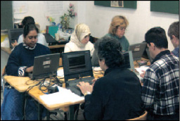 Μαθήματα γλώσσας για μετανάστες στην Ε.Ε. (Πολλές γλώσσες: Μία οικογένεια, Ευρωπαϊκή Επιτροπή, Βρυξέλλες, 2004).
