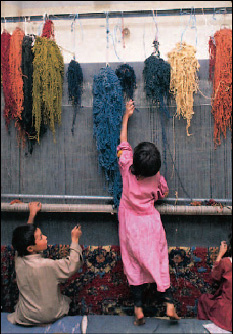 Παιδιά εργαζόμενα στην ταπητουργία (UNICEF Annual Report, 2003).