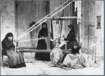 Εικ.6.6α Κύπριες γυναίκες που υφαίνουν στον αργαλειό (Ιστορία του Νέου Ελληνισμού, 1770-2000, εκδ. Ελληνικά Γράμματα).